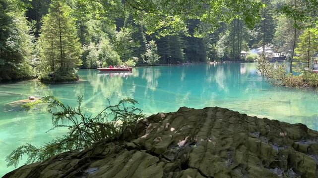Crystal-clear Blausee lake in Switzerland, where the water is so transparent you can see fish swimming below. Pristine alpine nature, peaceful atmosphere, and stunning natural beauty. Kandergrund 