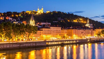 Obraz premium City skyline at twilight reflected in river