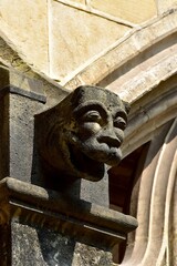 Têtes de personnages grotesques sur les pilastres du cloitre de la cathédrale San Salvador d’Oviedo