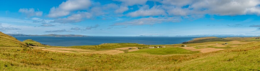 Naklejka premium Isle of Skye – 100-Megapixel-Panoramaaufnahme bei Linicro mit Blick über das blaue Meer zu den Äußeren Hybriden, aufgenommen im August 2025 bei sonnigem Wetter und klarer Sicht 