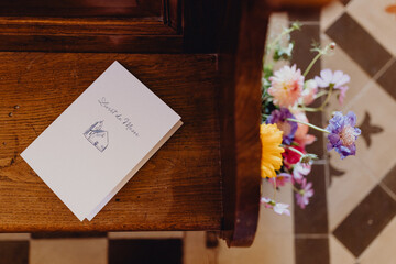 Livret de messe de mariage sur le banc de l'&eacute;glise