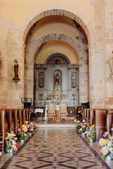 L'all&eacute;e de l'&eacute;glise d&eacute;cor&eacute;e de fleurs pour la c&eacute;l&eacute;bration du mariage 