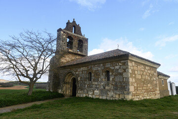 Fototapeta premium Church of San Tirso in Cembrero surrounded by fields and lone tree