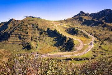 Blick auf die Kanzelwand mit Gipfelstation der Kanzelwandbahn