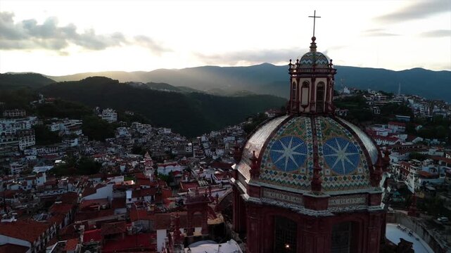 Vuelo de dron sobre Taxco, Guerrero. M&eacute;xico