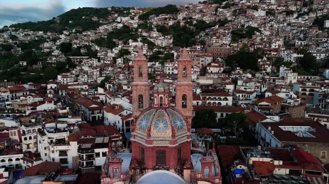Vuelo de dron sobre Taxco, Guerrero. M&eacute;xico
