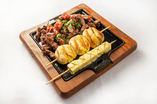 T&aacute;bua  de churrasco com p&atilde;o de alho , Queijo qualho e carne