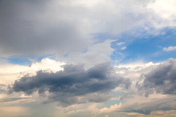 Obraz premium Beautiful Cumulus Clouds with Sunlight Reflections