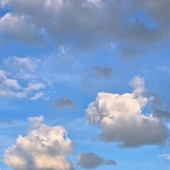 Obraz premium Fluffy Clouds on a Sunny Day