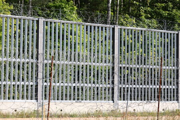 Płot na granicy. Zasieki z drutu kolczastego żyletkowy na granicy kraju polska białoruś