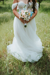 bride holding bouquet