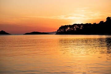 Lops rayos dorados ba&ntilde;ando el mar
