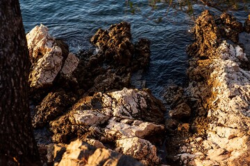 Las rocas esculpidas por las líjelas olas del mar