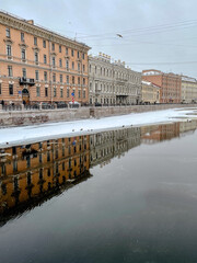 Naklejka premium A serene and tranquil winter scene, showcasing beautiful picturesque canal reflections and charming architecture. St. Petersburg, Russia