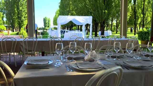 Alestimento elegante dei tavoli in un ristorante alla moda