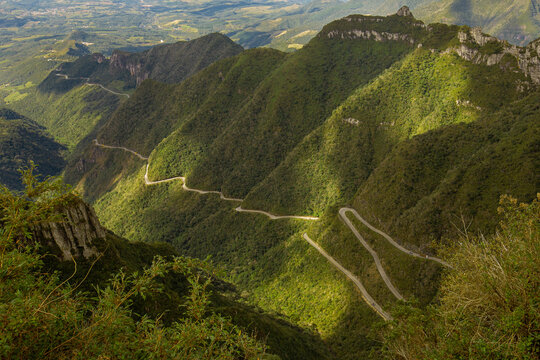 Vista da estrada sinuosa da Serra do Rio do Rastro em Santa Catarina, Brasil