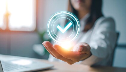 ビジネス女性の手に浮かぶホログラムチェックリストが示すタスク管理コンセプト
