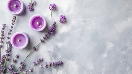 Disposição Plana de Velas Roxas e Flores de Lavanda