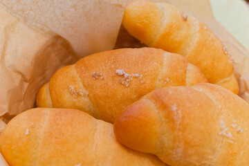 バスケットに盛られた焼き立ての塩パン