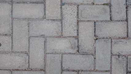 Calçada com blocos de concreto em zigue zague, piso de pedras retangulares inter-travados 