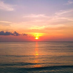 Obraz premium Sunset over calm ocean (1)