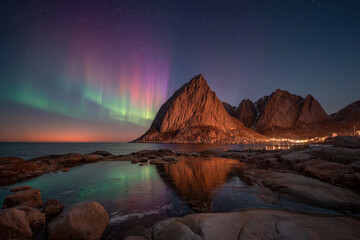 Naklejka premium Crystal icebergs float in the Arctic Ocean beneath vibrant northern lights display