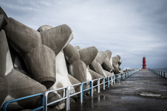 The tetrapods of the lighthouse and the waves of the sea