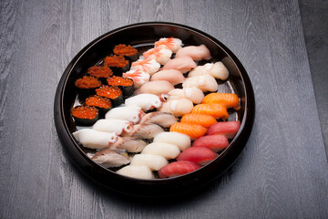 寿司桶に入った握り寿司（俯瞰写真）