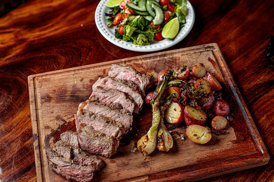 Pica&ntilde;a steak, accompanied by saut&eacute;ed cambray potatoes and chimichurri