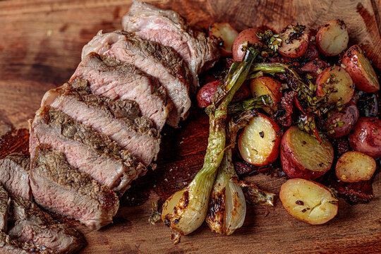 Pica&ntilde;a steak, accompanied by saut&eacute;ed cambray potatoes and chimichurri