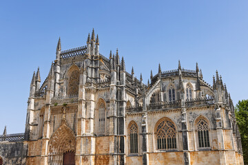 Fototapeta premium The stunning Manueline arcades and Gothic tracery of the Royal Cloister (Claustro Real) at Batalha Monastery. Peaceful Portuguese heritage.