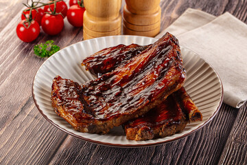 Grilled pork ribs with barbecue sauce