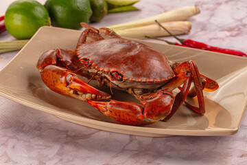 Gourmet steamed crab served lime