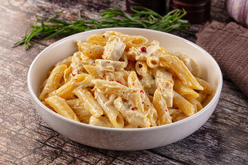 Creamy pasta Alfredo with chicken