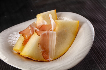Slised sweet melon with Jamon