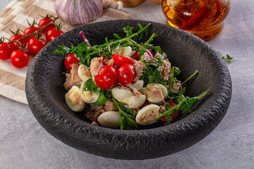 Green salad with canned tuna