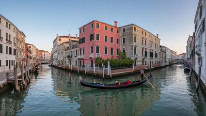 Obraz premium Tranquil Morning Light Captures Venetian Canal with Gondola Passage Scenery