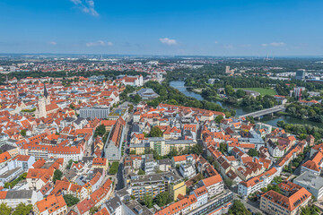 Fototapeta premium Die bayerische Großstadt Ingolstadt an der Donau aus der Vogelperspektive, Blick zur Altstadt
