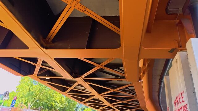 Intradosso di un ponte stradale in ferro
