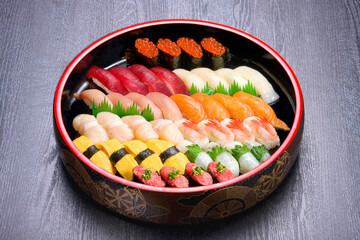 寿司桶に入った特選寿司｜Premium Assorted Sushi in a Traditional Sushi Platter on Black Background