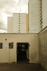 Plattenbausiedlung in Deutschland Fahrrad Garage Mülldeponie