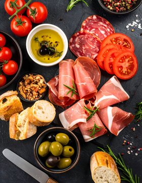 Italienische Antipasti auf Grunge Hintergrund schwarz