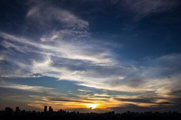 Obraz premium Silhouette of cityscape buildings during a sunset in Brazil