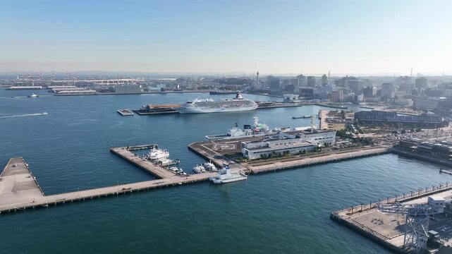 客船、クルーズ、埠頭、港湾、船舶、ドローン、空撮、旅行、観光、豪華客船、船旅、寄港地、停泊、国際、海外、日本、俯瞰、展望、パノラマ、ハイアングル、鳥瞰図、風景、景観、景色、上から見た、見下ろす、都市、社会、現代、都会、桟橋、ツアー、大型、青空、観光地、航路、海洋、航海、洋行、デッキ、ビジネス、晴れ、港、海、船、プレミアム、造船、コピースペース、地平線