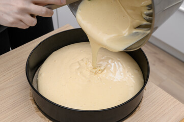 Make the cheesecake, pour the mixed ingredients into a round cake tin