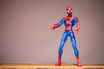 Naklejka premium Spider Man figure with blurred background.