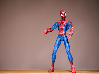 Naklejka premium Spider Man action figure with blurred background.