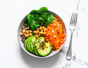 Vista cenital de un bol saludable con quinoa aguacate garbanzos espinacas zanahoria y semillas sobre fondo blanco imagen para alimentación sana recetas vegetarianas y vida equilibrada y saludable