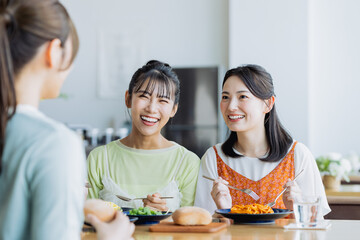 カフェでランチをする若い女性