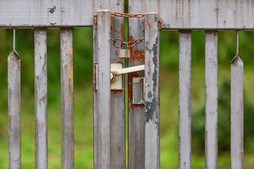 鎖でロックされたゲート